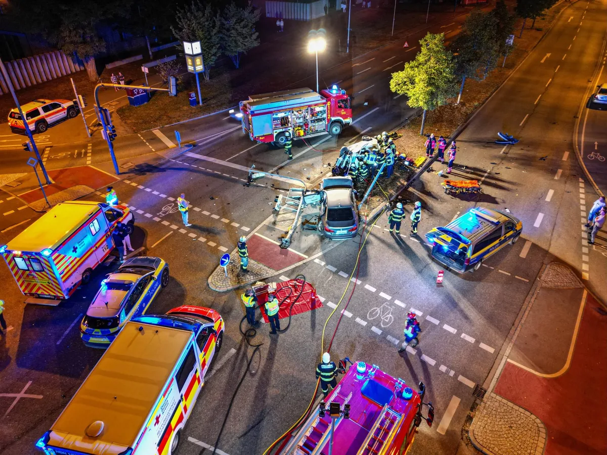 Schwerer Verkehrsunfall am Samstagabend an der Heckentalkreuzung. Schwerer Verkehrsunfall am Samstagabend an der Heckentalkreuzung.