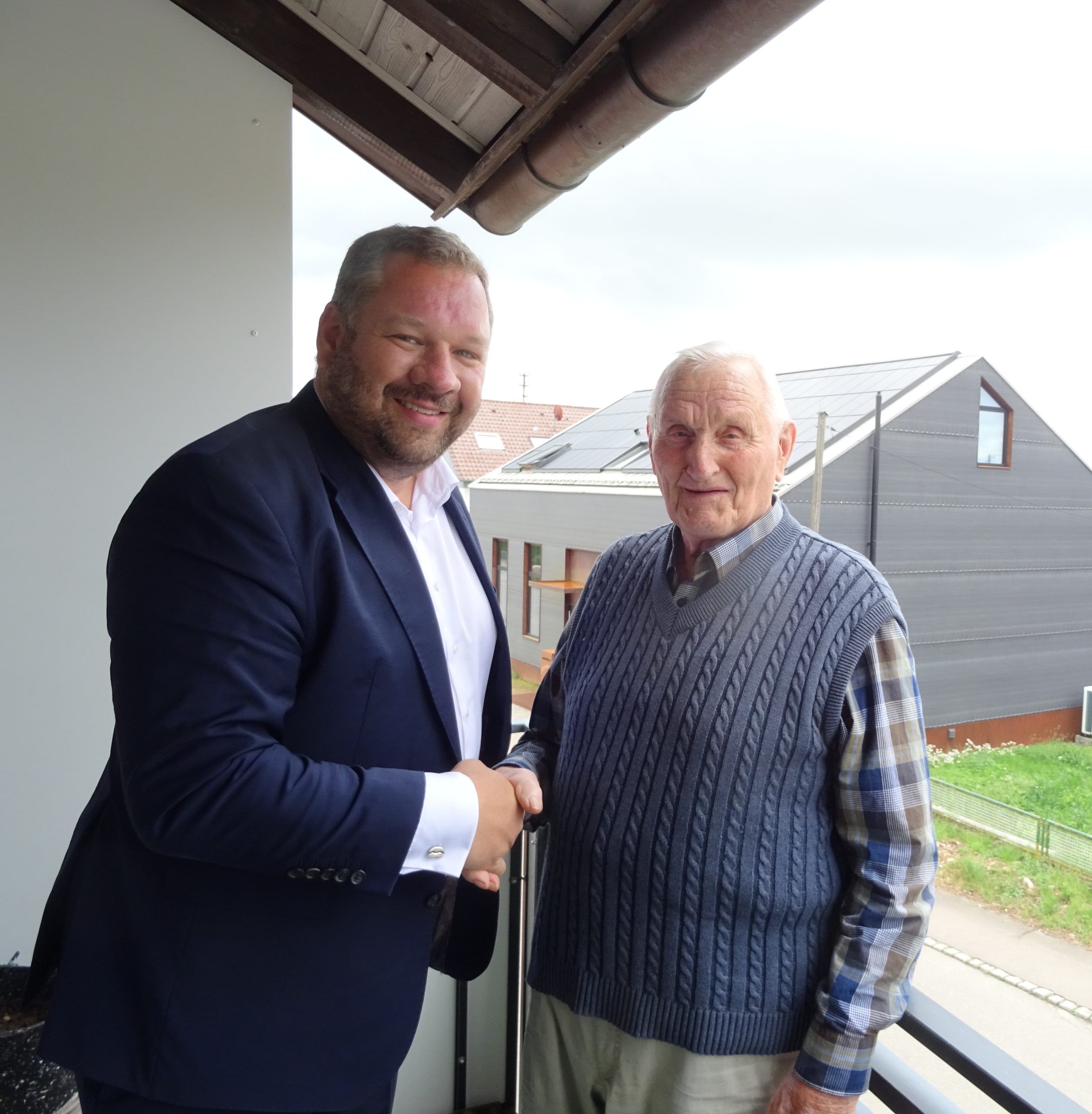 Auf dem Balkon seines Hauses in der Alleestraße 9 nahm Karl Banzhaf die Glückwünsche zu seinem 90. Geburtstag von Bürgermeister Matthias Heisler entgegen.