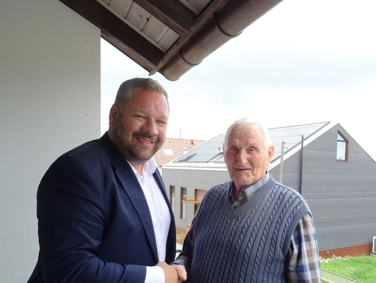 Auf dem Balkon seines Hauses in der Alleestraße 9 nahm Karl Banzhaf die Glückwünsche zu seinem 90. Geburtstag von Bürgermeister Matthias Heisler entgegen.