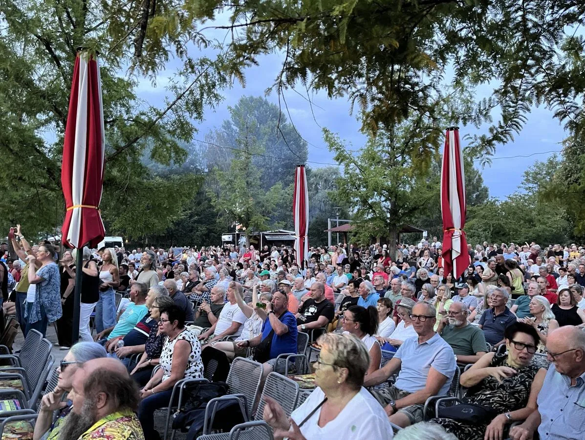 Rekord bei „Sommer im Park“: Die Band „Mixtape“ lockte mehr als 1000 Besucherinnen und Besucher in den Heidenheimer Brenzpark. Rekord bei „Sommer im Park“: Die Band „Mixtape“ lockte mehr als 1000 Besucherinnen und Besucher in den Heidenheimer Brenzpark.