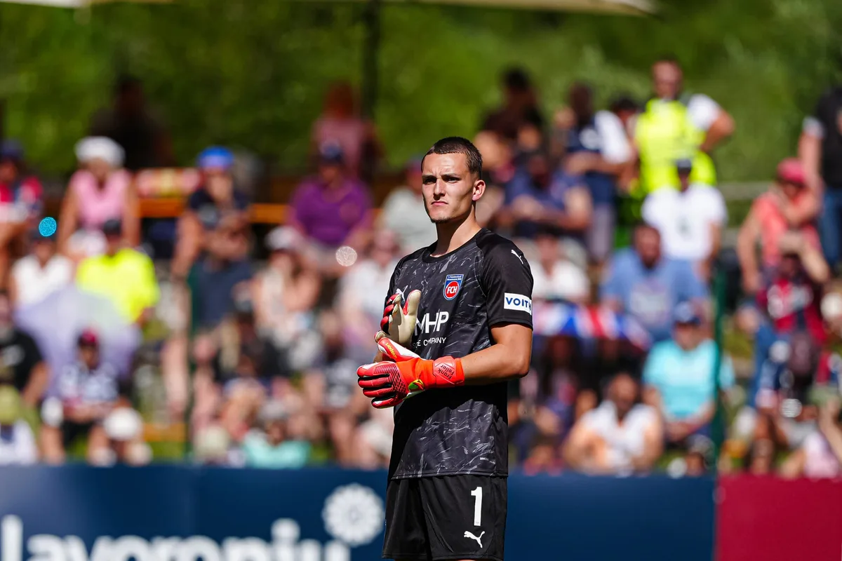 Mit der Nummer eins auf dem Rücken auf der Suche nach der richtigen Balance: Gegen den FC Bologna zeigte Frank Feller im Trainingslager eine starke Leistung. Im Test gegen den Hamburger SV verursachte er hingegen einen vermeidbaren Elfmeter.