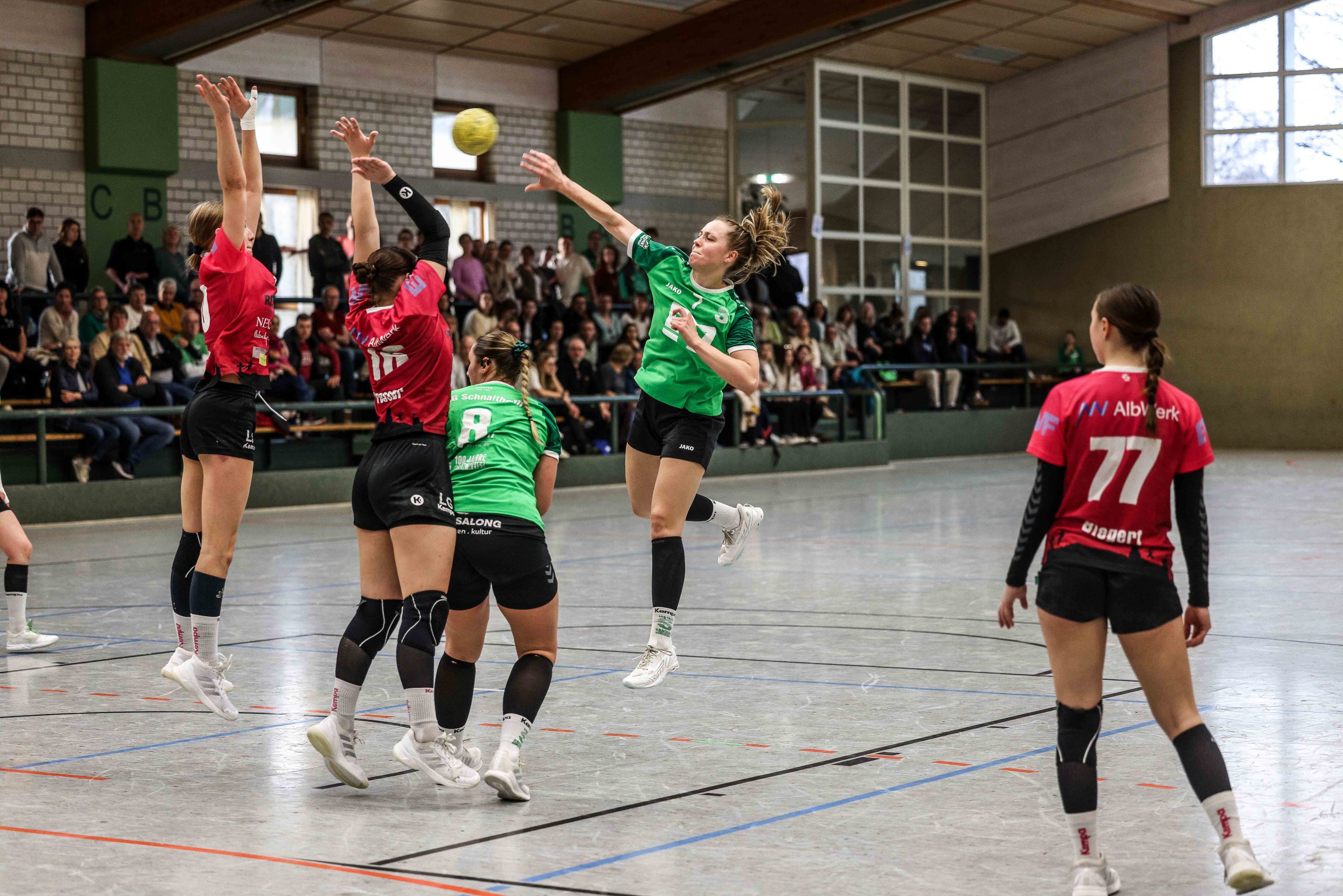 Los geht’s: Die Handballerinnen um Anna Gempp (beim Wurf) bestreiten ihr erstes Spiel in der Verbandsliga.