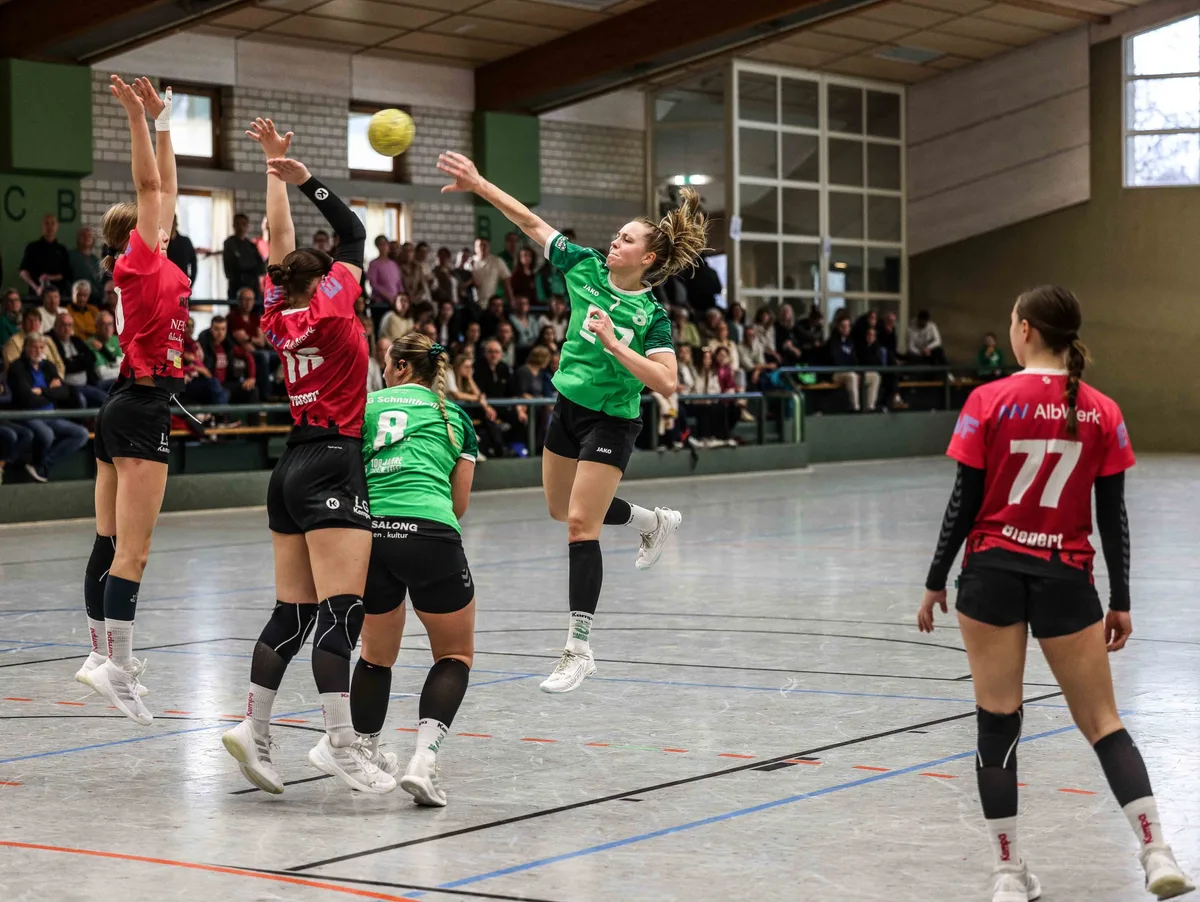 Frauenhandball, TSG Schnaitheim, TV Altenstadt, Los geht’s: Die Handballerinnen um Anna Gempp (beim Wurf) bestreiten ihr erstes Spiel in der Verbandsliga.