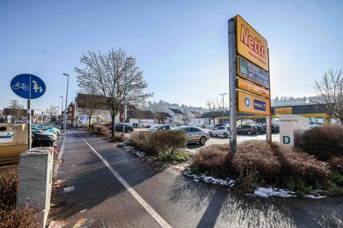 Der Netto-Parkplatz an der Darwinstraße in Heidenheim war am 16. April 2025 der Tatort für einen schweren Raub.