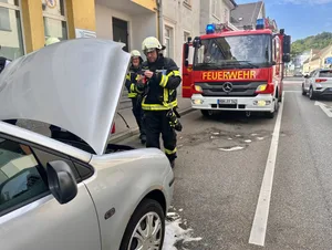 Die Feuerwehr ist vor Ort im Einsatz. Die Feuerwehr ist vor Ort im Einsatz.