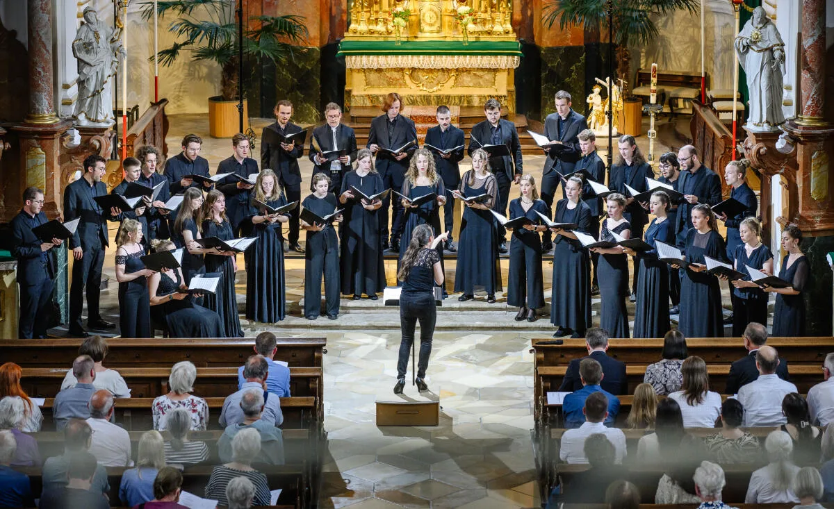 Der Junge Kammerchor Ostwürttemberg besteht seit 20 Jahren. Das Foto zeigt den Chor bei einem Konzert in der Pfarrkirche Dischingen im August 2024. Der Junge Kammerchor Ostwürttemberg besteht seit 20 Jahren. Das Foto zeigt den Chor bei einem Konzert in der Pfarrkirche Dischingen im August 2024.
