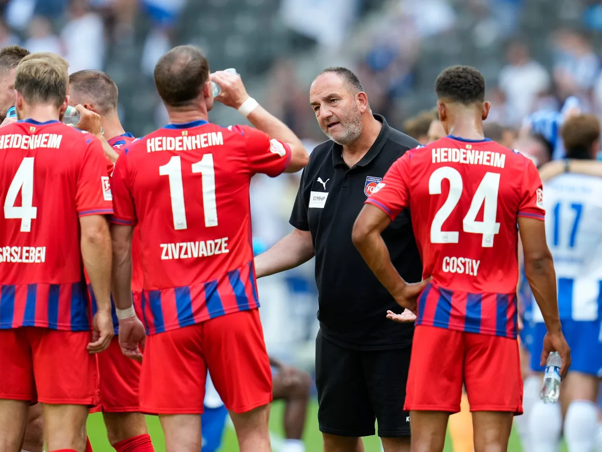 GER, Hertha BSC vs 1.FC Heidenheim 1846, 2. Bundesliga, 2. Spieltag, Saison 2026-27, 15.08.2026 Frank Schmidt und seine Spieler machen derzeit eine schwierige Phase durch.