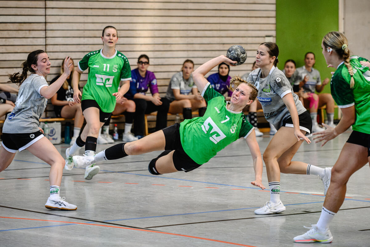 Erfolgreiche Flugstunde: Anna Gempp (beim Wurf) trug sechs Treffer zum Auftaktsieg der Schnaitheimer Handballerinnen bei.