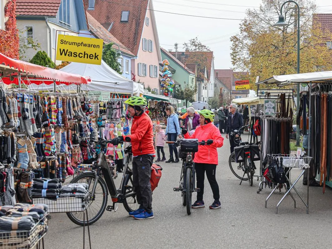 Krämermarkt Dettingen, Kirchweih von Sonntag und Montag Beim Krämermarkt in Dettingen ist viel geboten.