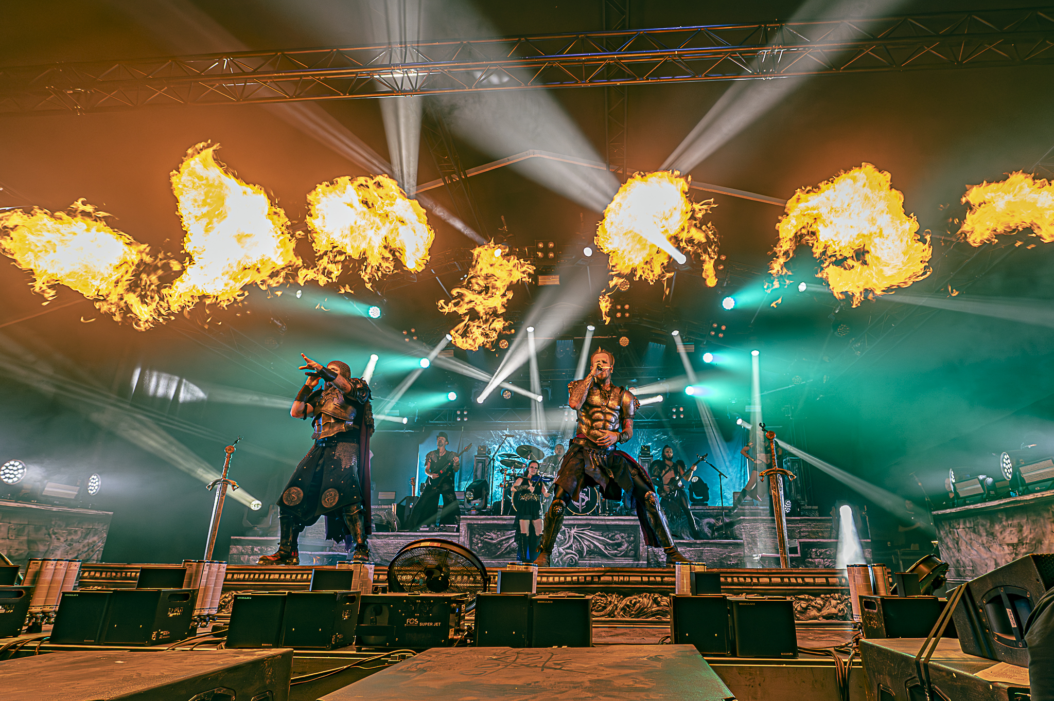Das Finale bei „Rock am Härtsfeldsee“: Wer sich „Feuerschwanz“ nennt, braucht entsprechende Show.