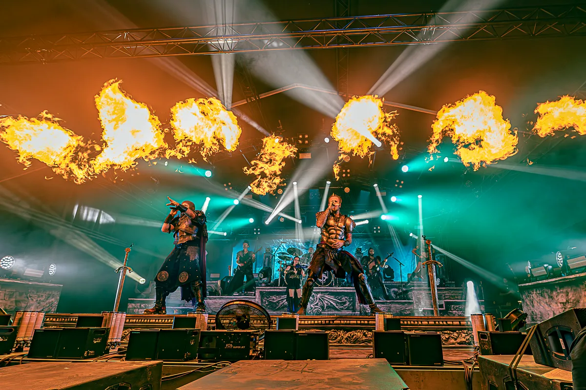 Das Finale bei „Rock am Härtsfeldsee“: Wer sich „Feuerschwanz“ nennt, braucht entsprechende Show.
