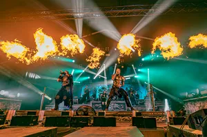 Feuerschwanz Das Finale bei „Rock am Härtsfeldsee“: Wer sich „Feuerschwanz“ nennt, braucht entsprechende Show.