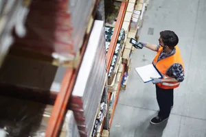 Checking barcodes Der Logistikbereich gehört zu den Berufsfeldern, in denen die Stellenangebote zuletzt gewachsen sind.