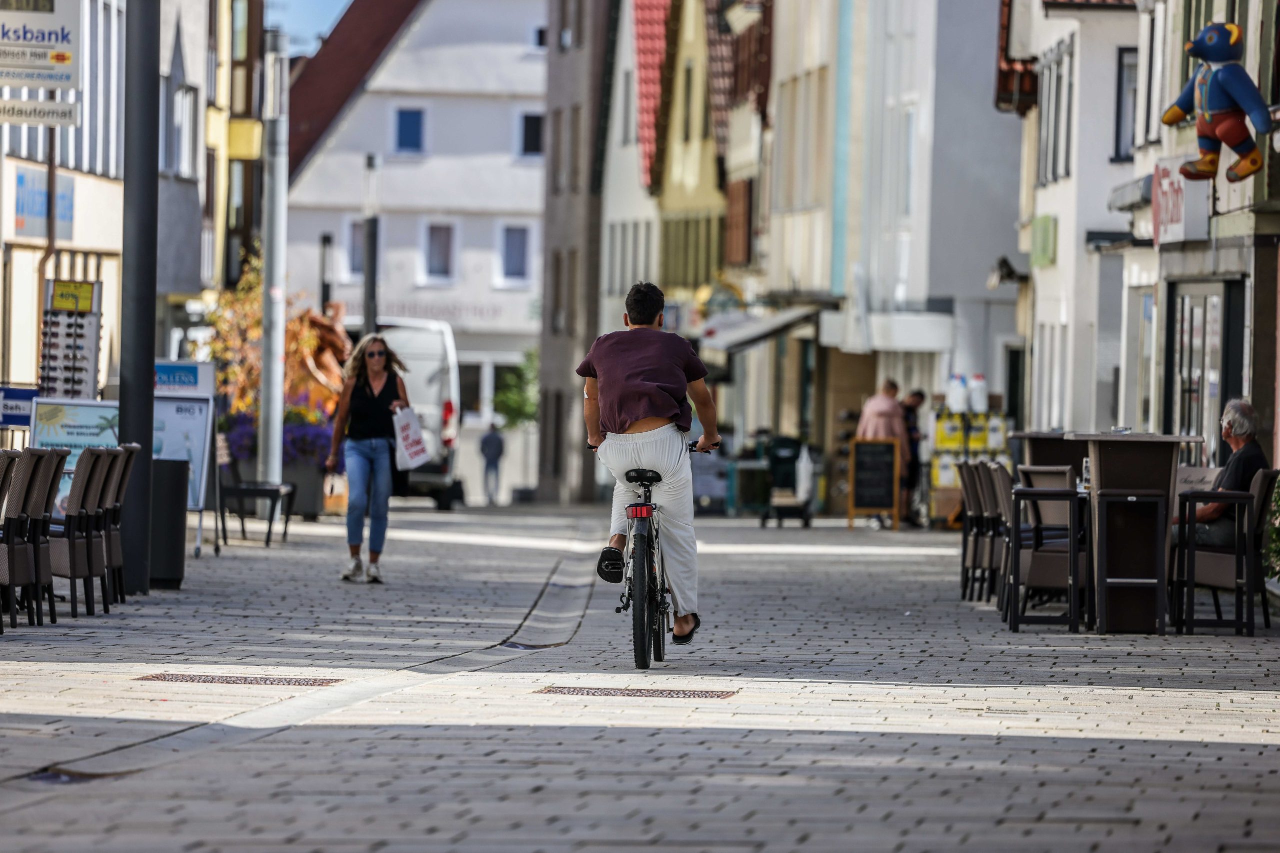 Der Radler hat Glück, dass er nicht kontrolliert wird: In der Fußgängerzone ist Radfahren verboten.