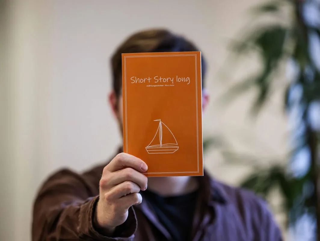 „Short Story Long“ ist der erste Kurzgeschichtenband des Heidenheimer Autors Marco Aurea. „Short Story Long“ ist der erste Kurzgeschichtenband des Heidenheimer Autors Marco Aurea.