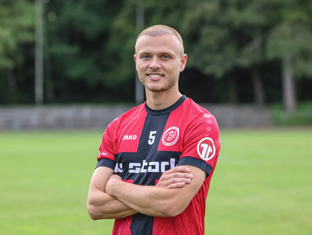 Fotoshooting des FV Sontheim, Fußball, Spieler Janik Noller Erzielte drei Tore für den FV Sontheim: Janik Noller.