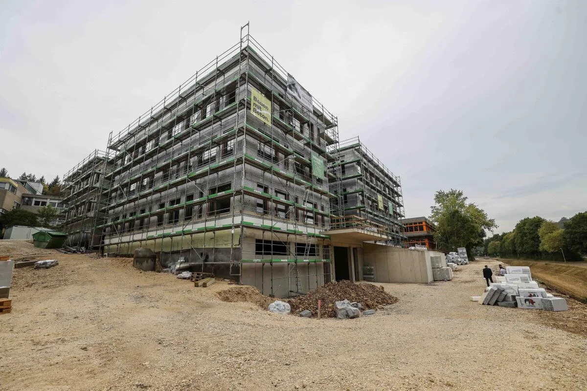 Von außen sieht der Werkstatt-Neubau der Lebenshilfe im Heidenheimer Haintal imposant aus.