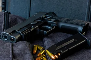 Artistic photo of a semi automatic 9mm handgun on a black background in a tactical military setting with a loaded magazine and loose rounds of ammunition Symbolbild: Ein 54-jähriger Mann musste sich vor dem Amtsgericht Heidenheim verantworten, weil er seiner Ex-Freundin unter anderem ein Foto einer Pistole geschickt haben soll.