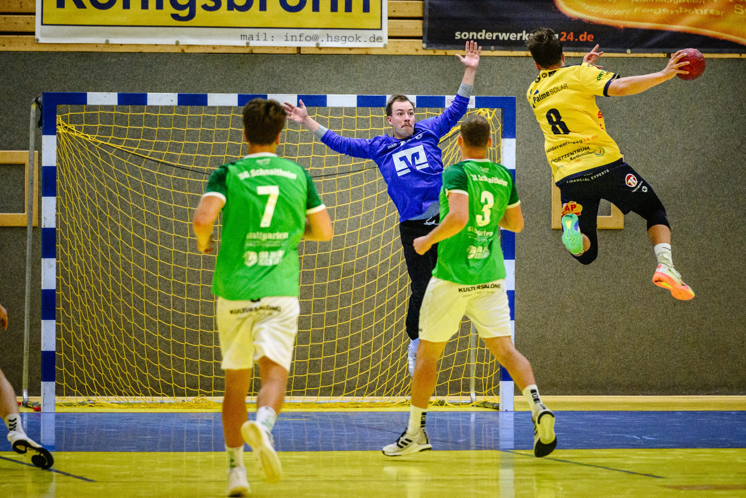 Da macht er große Augen: Schnaitheims Torhüter Robin Schmeißer im Duell mit Colin Schneider, dem besten Torschützen der HSG Oberkochen/Königsbronn.