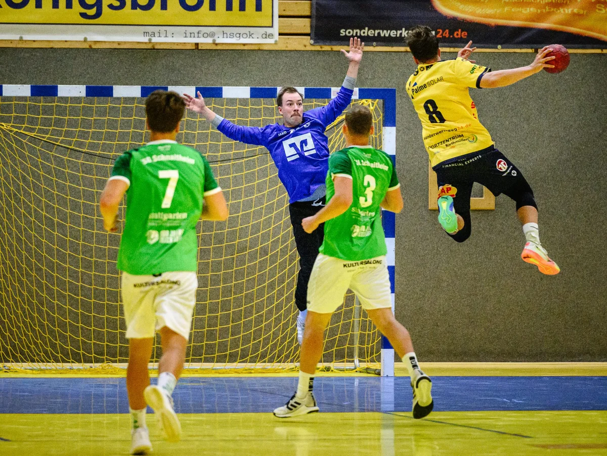 Handball, Landesliga: HSG Oberkochen/Königsbronn – TSG Schnatiheim Da macht er große Augen: Schnaitheims Torhüter Robin Schmeißer im Duell mit Colin Schneider, dem besten Torschützen der HSG Oberkochen/Königsbronn.