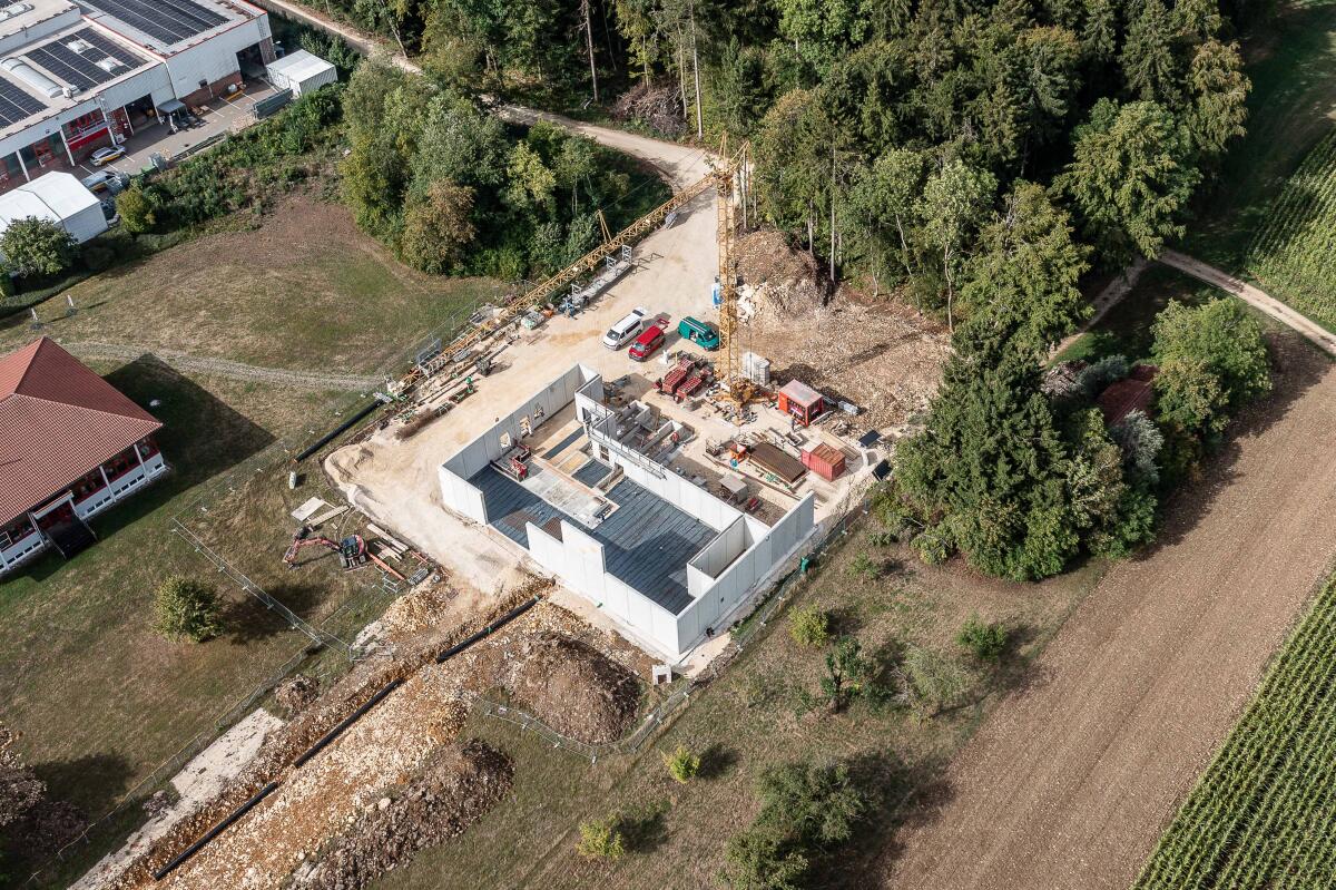 Noch ist die neue Heizzentrale in Gussenstadt eine Baustelle, doch schon im September sollen die ersten Heizkessel eingesetzt werden.