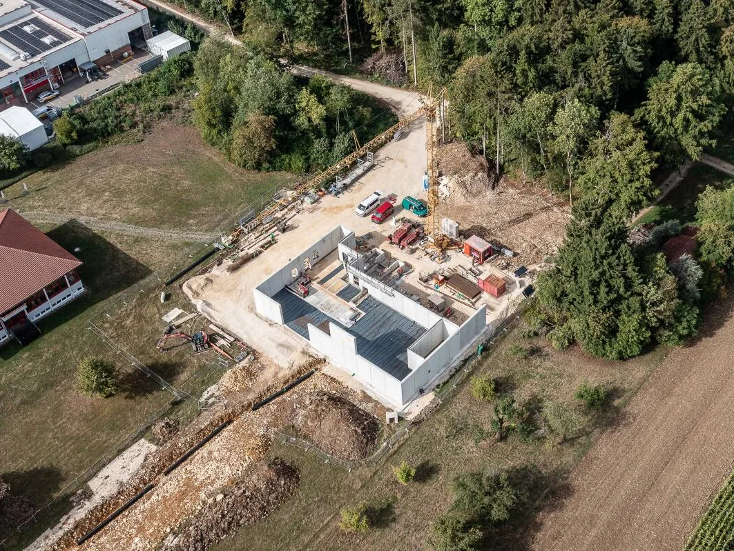 Bau,Baustelle, Heizzentrale, Gussenstadt, Pfisterer, Noch ist die neue Heizzentrale in Gussenstadt eine Baustelle, doch schon im September sollen die ersten Heizkessel eingesetzt werden.