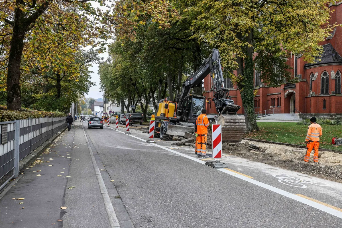 Heidenheim, Umbau, Bushaltestelle, Bahnhofstraße, Die Bushaltestelle auf der Ostseite der Pauluskirche wird seit dieser Woche umgebaut.