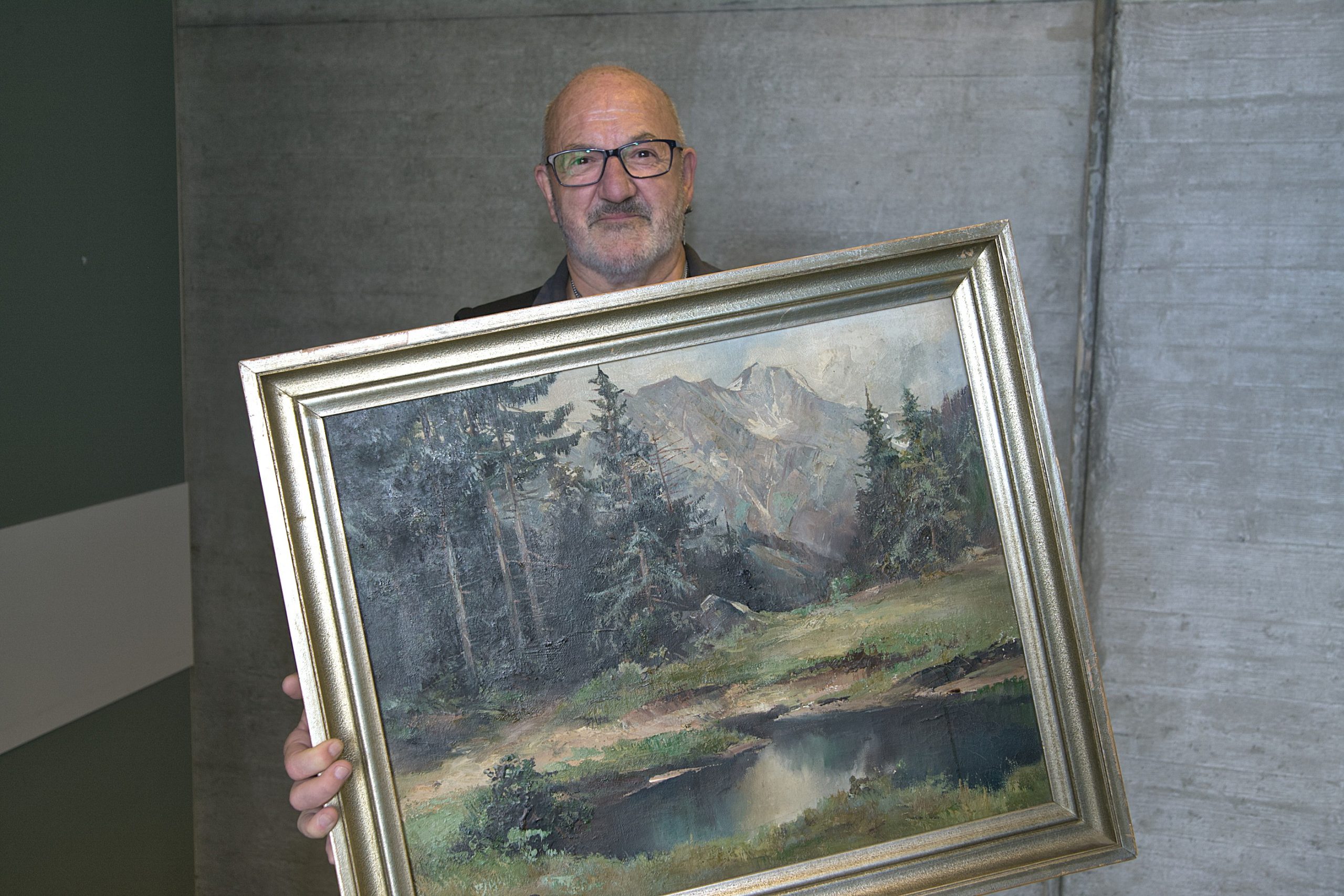 Wolfgang Winters Gemälde "Im Karwendel" des deutschen Landschaftsmalers Adolf Heinrich Lier wurde am Samstagnachmittag im Rahmen der ersten Giengener Kunstsprechstunde durch Experten des Auktionsjauses Mannheim begutachtet.