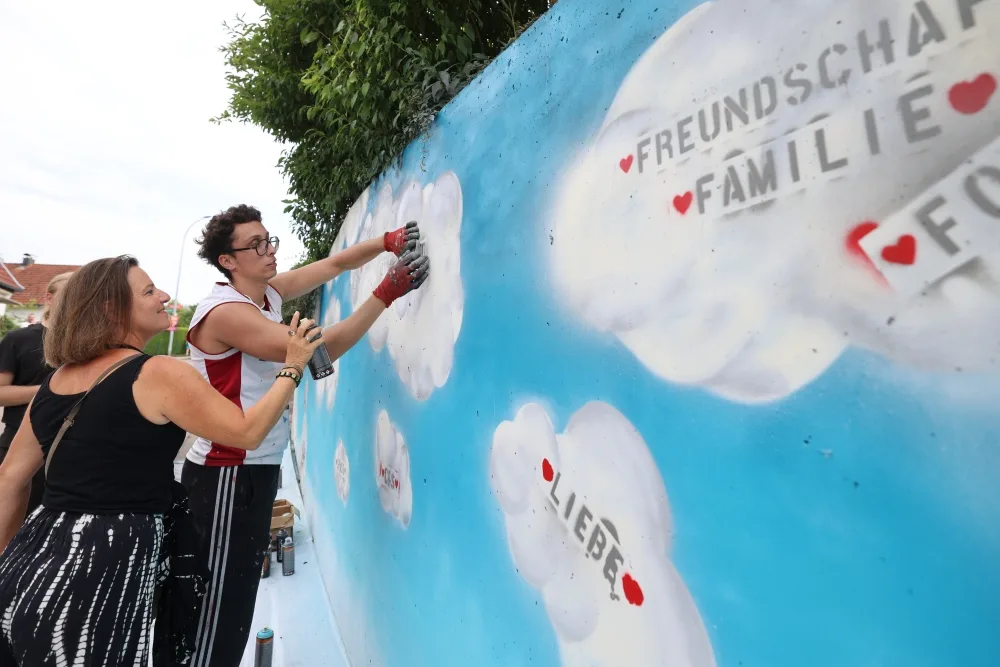 Beim dreitägigen Festival in Bergenweiler gab es viele Aktionen zum Mitmachen. Ein besonderer Blickfang der Wochenend-Aktion war die Graffiti‑Wand.