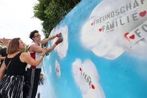481A2280 Beim dreitägigen Festival in Bergenweiler gab es viele Aktionen zum Mitmachen. Ein besonderer Blickfang der Wochenend-Aktion war die Graffiti‑Wand.