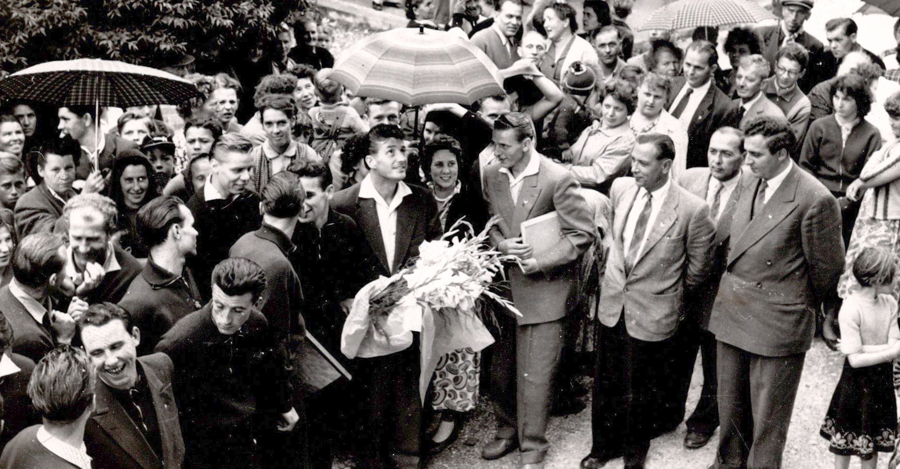 Großer Empfang für den damals größten deutschen Fußballspieler: Fritz Walter (mit dem Blumenstrauß) mit seinen Mitspielern vom 1. FC Kaiserslautern am Rathaus in Burgberg.