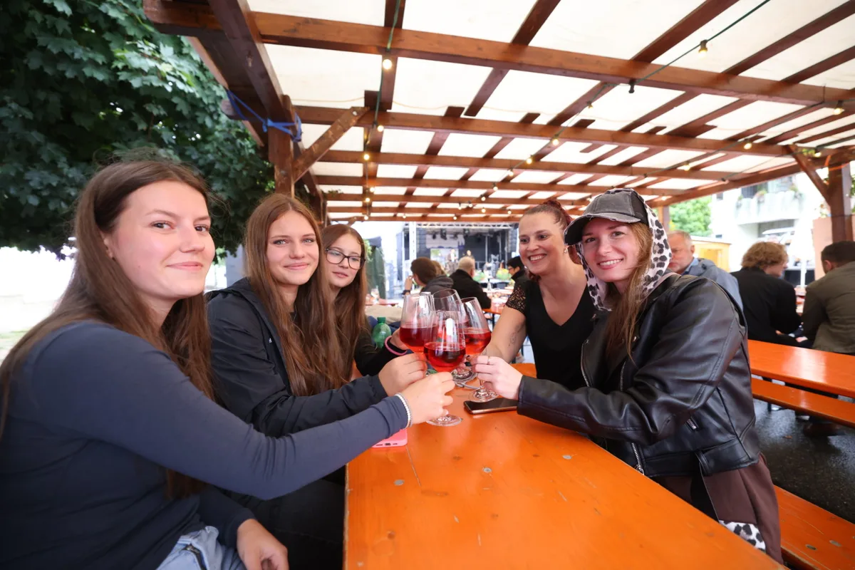 Trotz Wetterpechs ließen es sich Gäste nicht nehmen, auf den Start des Giengener Winzersommers anzustoßen.
