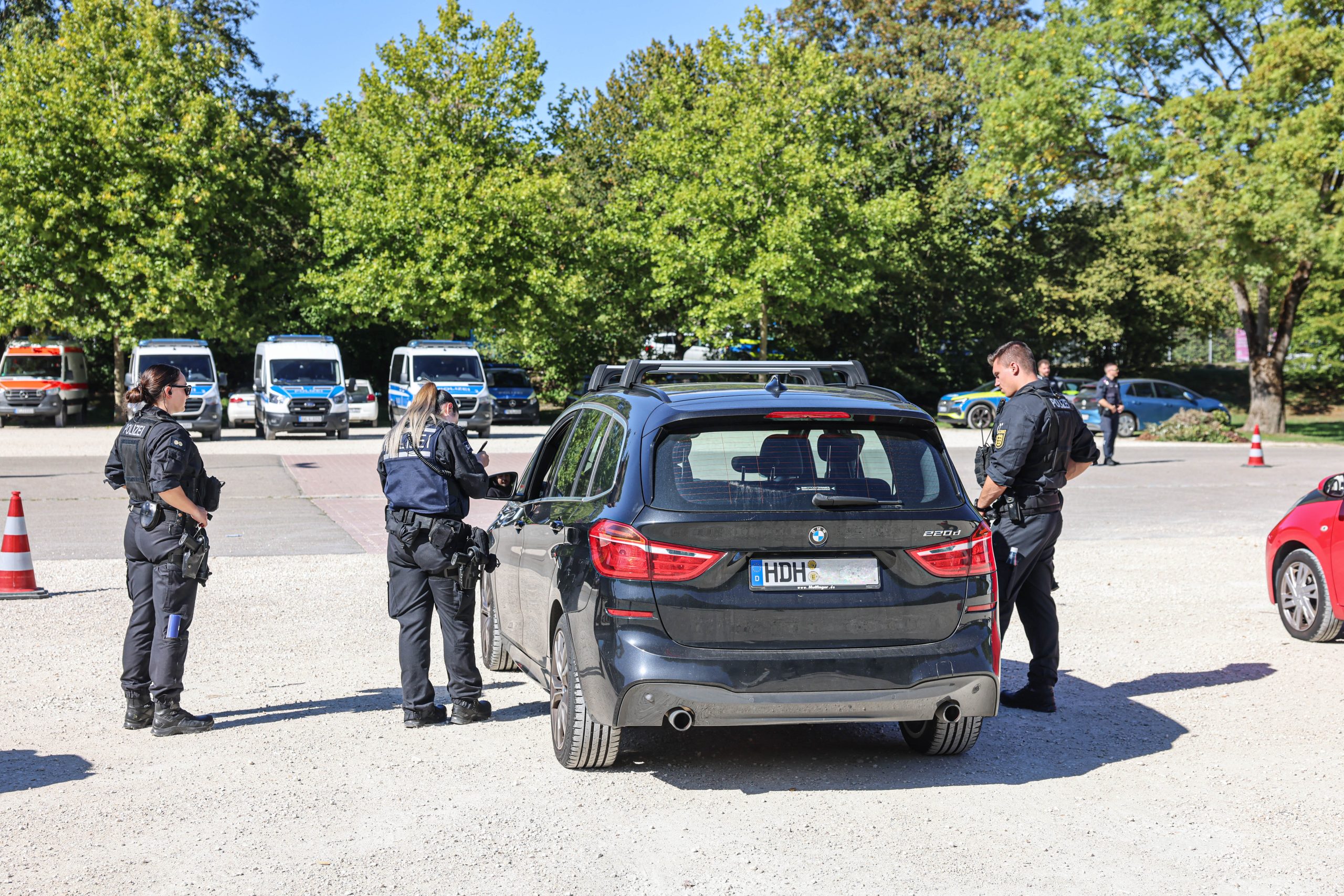 Mit rund 60 Beamten führt die Polizei eine Großkontrolle in den Seewiesen durch.