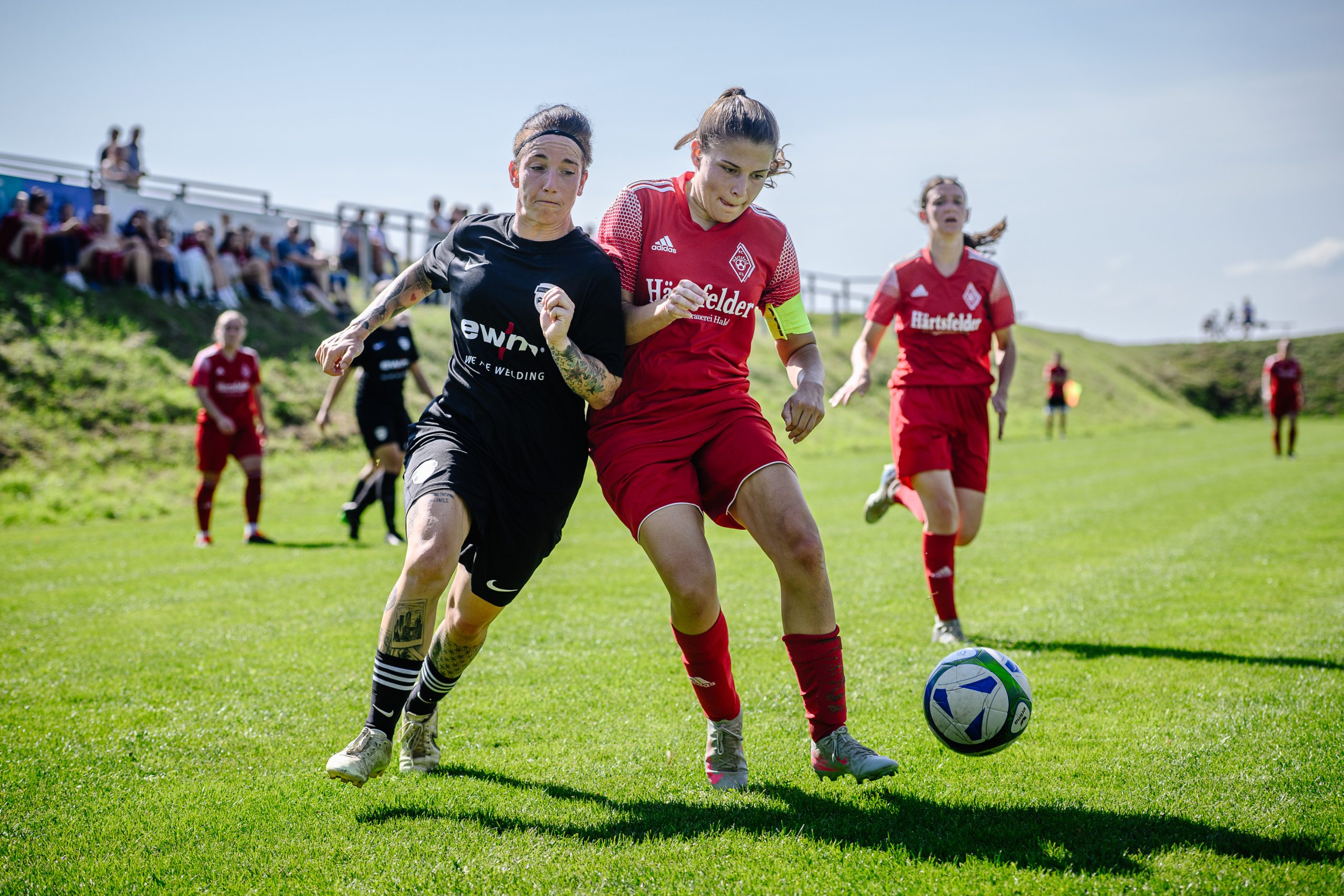 Weg da: Janine Velez von der SG Hohenmemmingen/Sontheim (links) und Jana Reichert vom FC Härtsfeld kämpfen um den Ball.