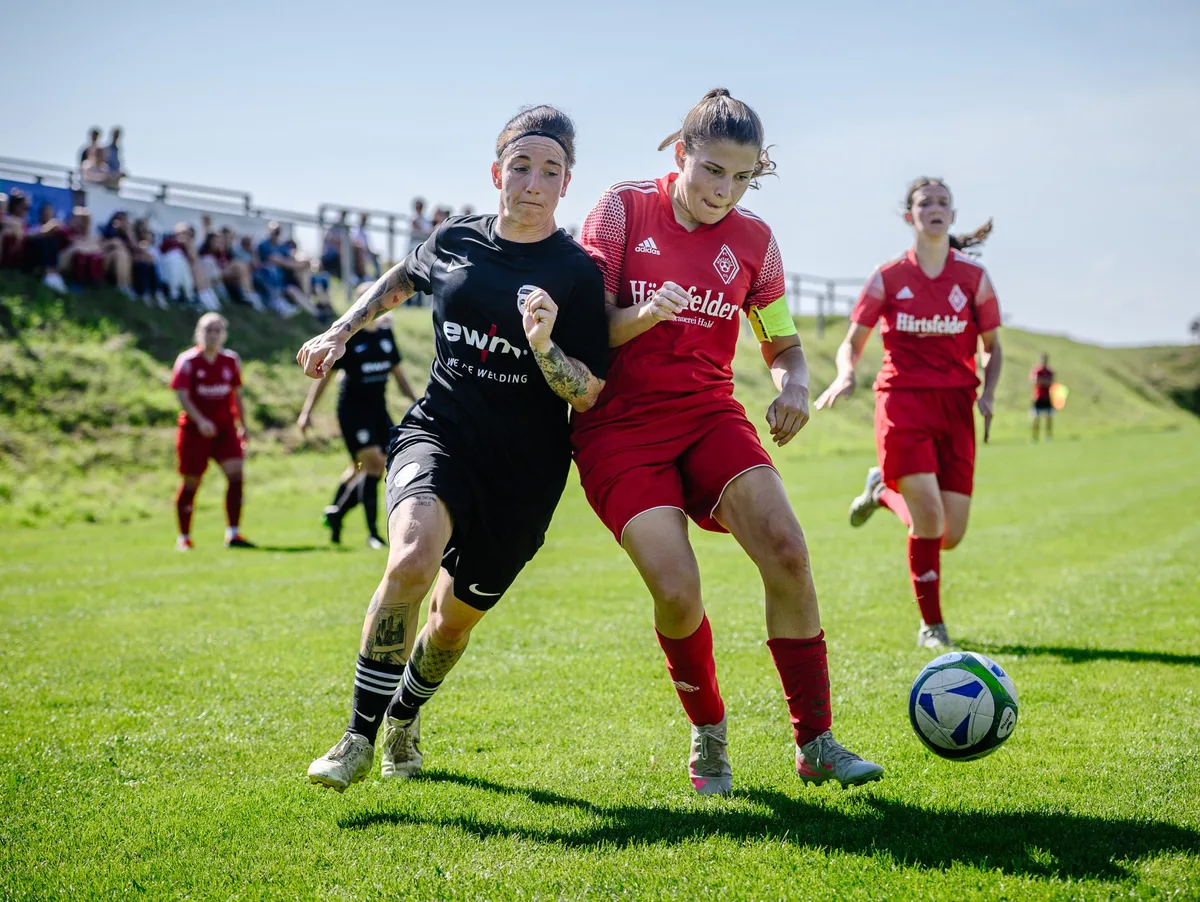 Frauenfußball: SG Hohenmemmingen/Sontheim gegen FC Härtsfeld Weg da: Janine Velez von der SG Hohenmemmingen/Sontheim (links) und Jana Reichert vom FC Härtsfeld kämpfen um den Ball.
