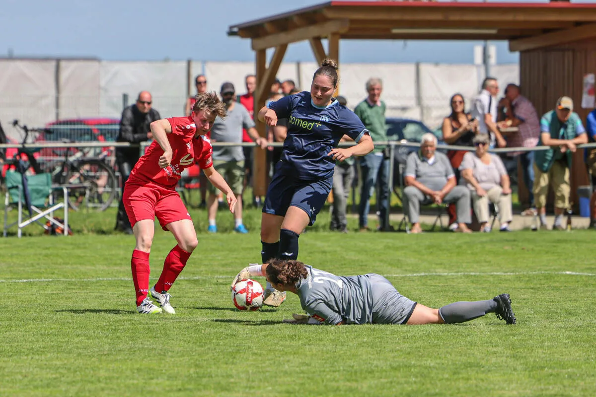 Hier schnappt sich SG-Torhüterin Jana Schwille den Ball, doch am Ende reichte es für die Spielgemeinschaft Hohenmemmingen/Sontheim nicht ganz. Die Niederlage gegen Jungen II besiegelte das Aus in der Aufstiegsrelegation.