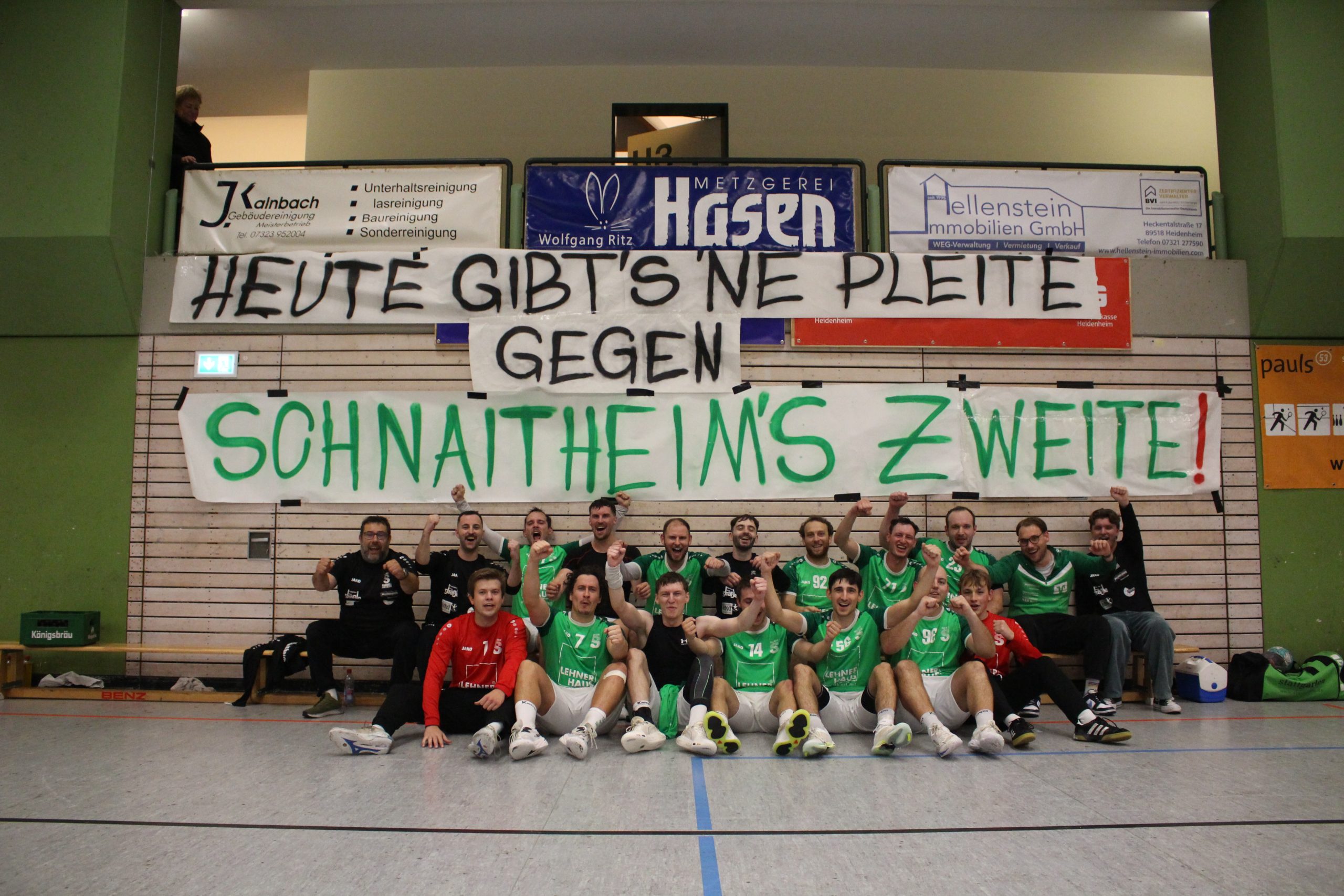 Die Fans der TSG sollten mit ihren provokanten Worten recht behalten: Die Schnaitheimer Spieler feierten vor dem Plakat und bis spät in die Nacht den Derbysieg.
