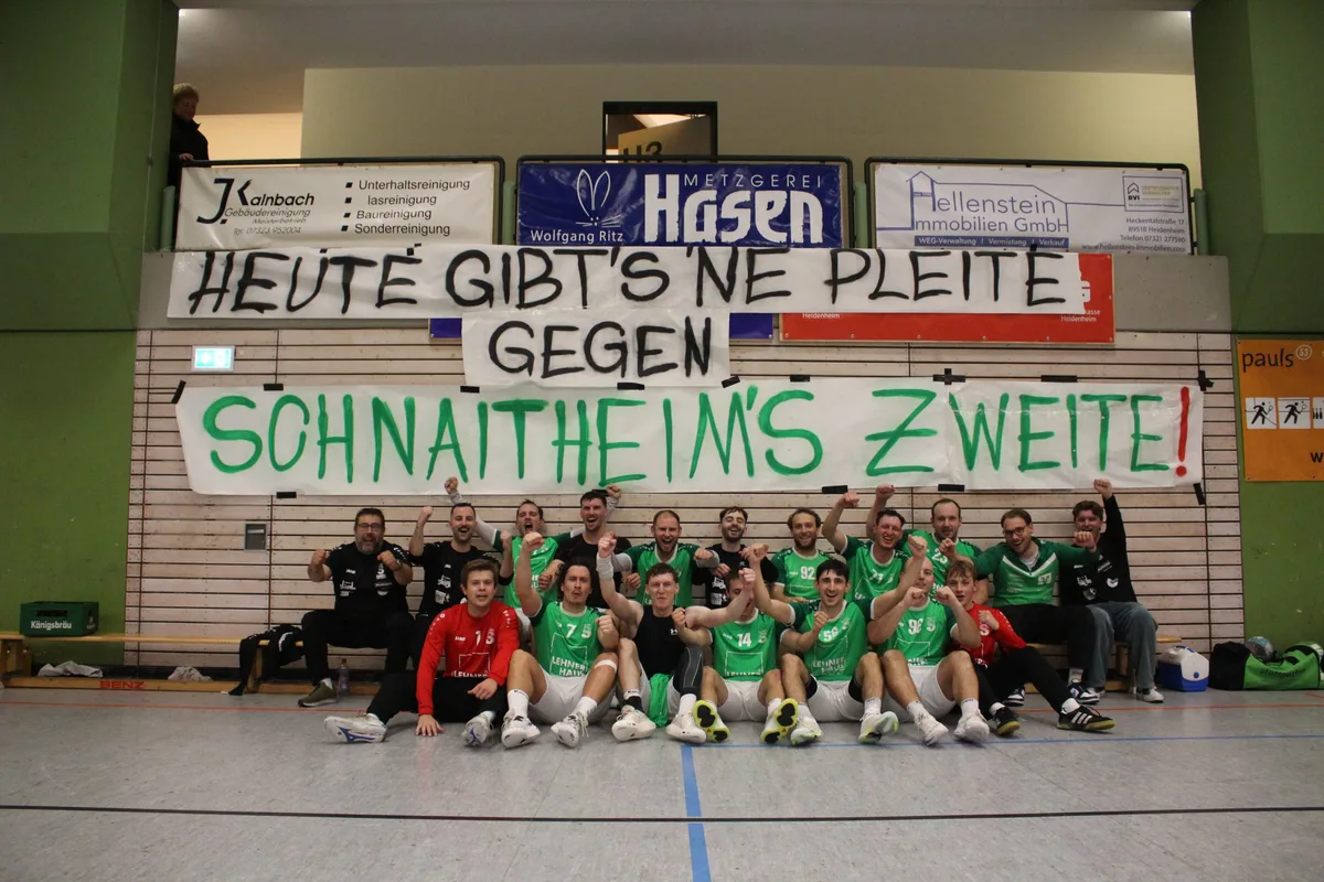 IMG_3349 Die Fans der TSG sollten mit ihren provokanten Worten recht behalten: Die Schnaitheimer Spieler feierten vor dem Plakat und bis spät in die Nacht den Derbysieg.