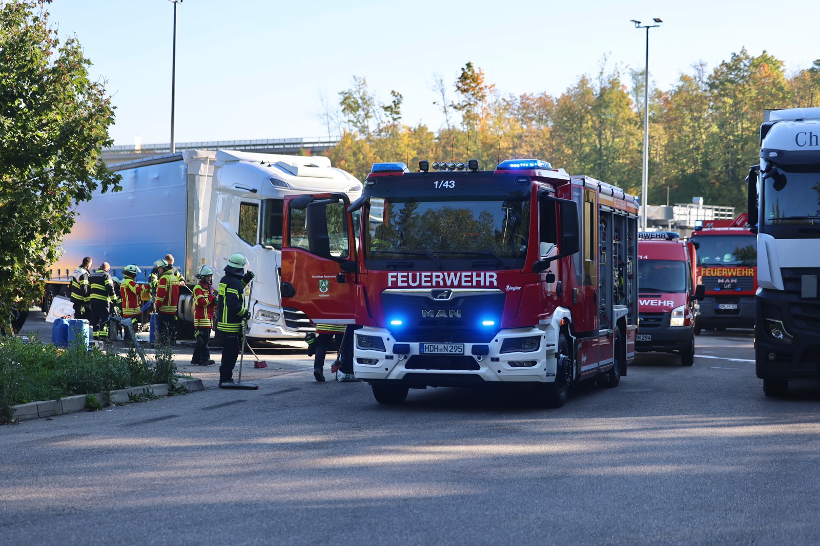 Im Einsatz auf dem Parkplatz bei der Anschlussstelle Nattheim: Die Feuerwehr half am Dienstag dabei, Diesel, der aus einem Lkw auslief, aufzufangen und zu binden.