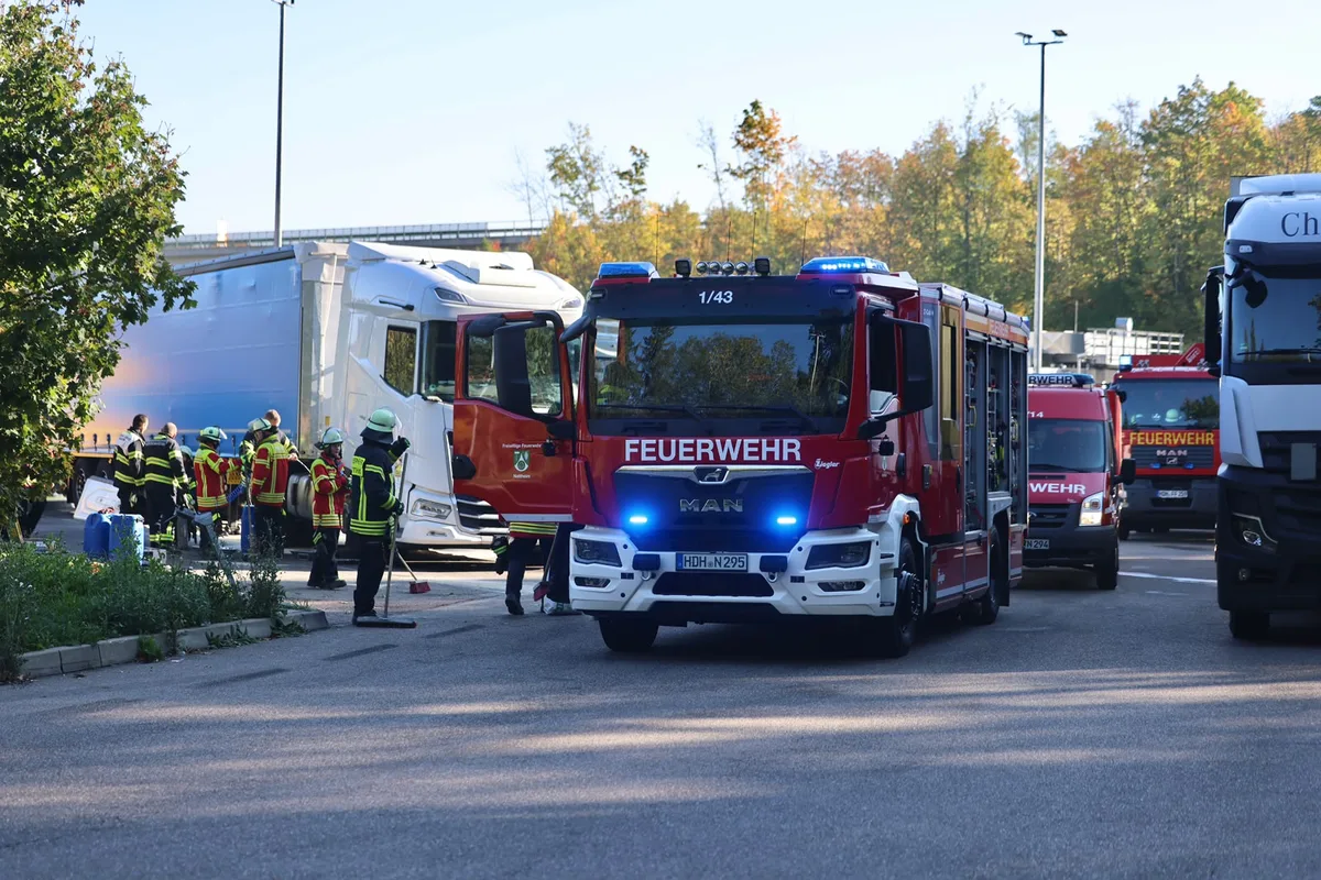 Diesel Lkw Im Einsatz auf dem Parkplatz bei der Anschlussstelle Nattheim: Die Feuerwehr half am Dienstag dabei, Diesel, der aus einem Lkw auslief, aufzufangen und zu binden.