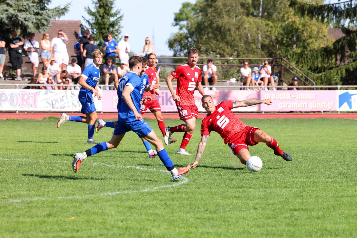 Fußball: Kreisliga A3: TSG Giengen – TSG Schnaitheim Tabellenführer TSG Schnaitheim (roter Dress) musste mächtig kämpfen, um sich bei der TSG Giengen durchsetzen zu können.