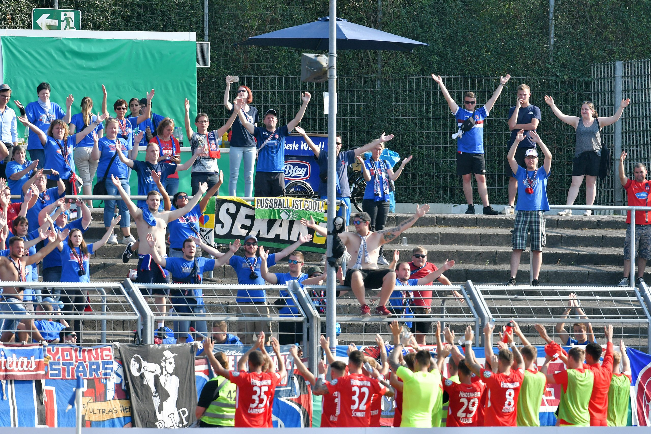 19. August 2018: Die Mannschaft des 1. FC Heidenheim bedankt sich nach dem Pokalspiel beim SSV Jeddeloh II im Marschweg-Stadion in Oldenburg bei den mitgereisten Fans.