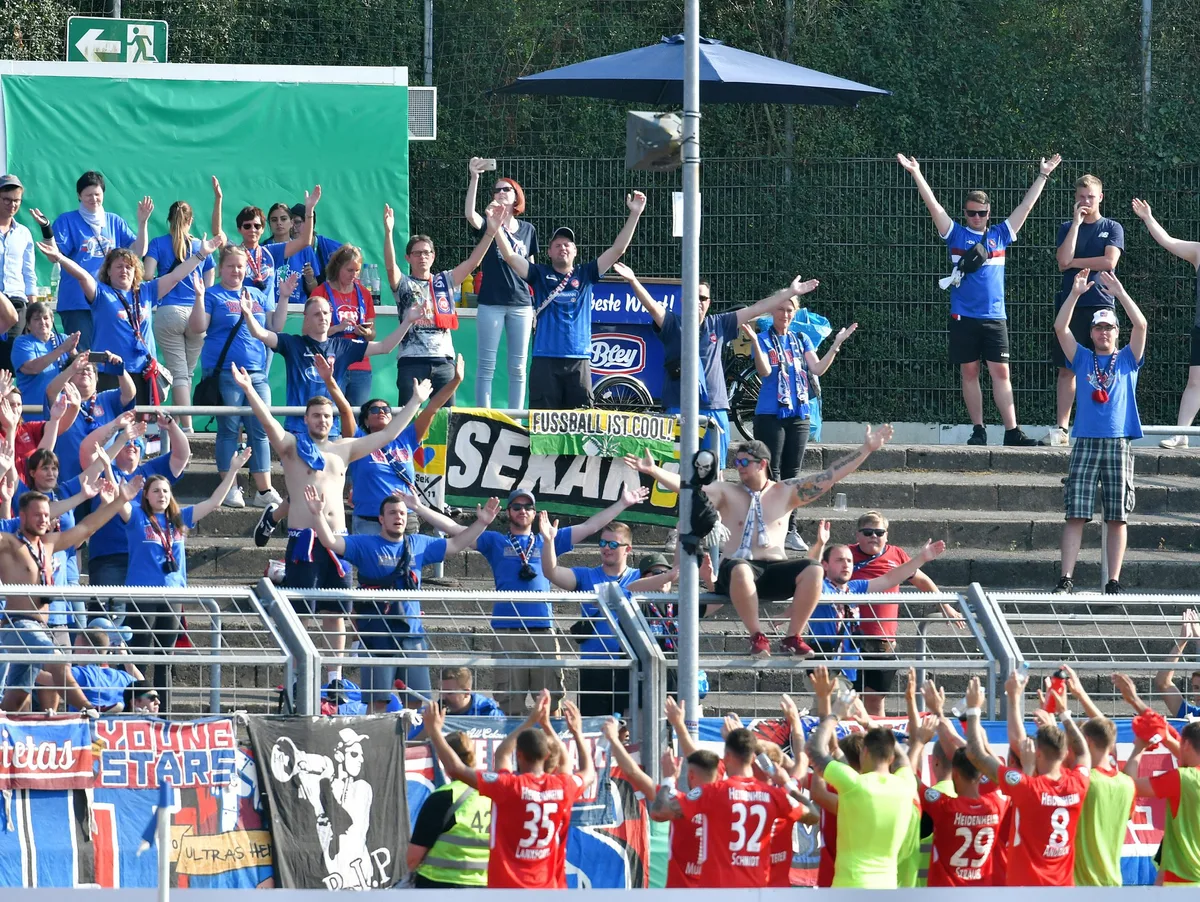 GER, Fussball, Saison 2018/19, DFB Pokal, SSV Jeddeloh II ? 1. FC Heidenheim, 19.8.2018, Marschwegarena 19. August 2018: Die Mannschaft des 1. FC Heidenheim bedankt sich nach dem Pokalspiel beim SSV Jeddeloh II im Marschweg-Stadion in Oldenburg bei den mitgereisten Fans.