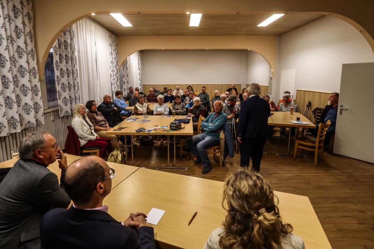 Die drei Landtagsabgeordneten (vorne, von li.) Andreas Stoch, Michael Kolb und Clara Resch diskutieren miteinander und mit dem Publikum über ein Verbotsverfahren gegen die AfD. 