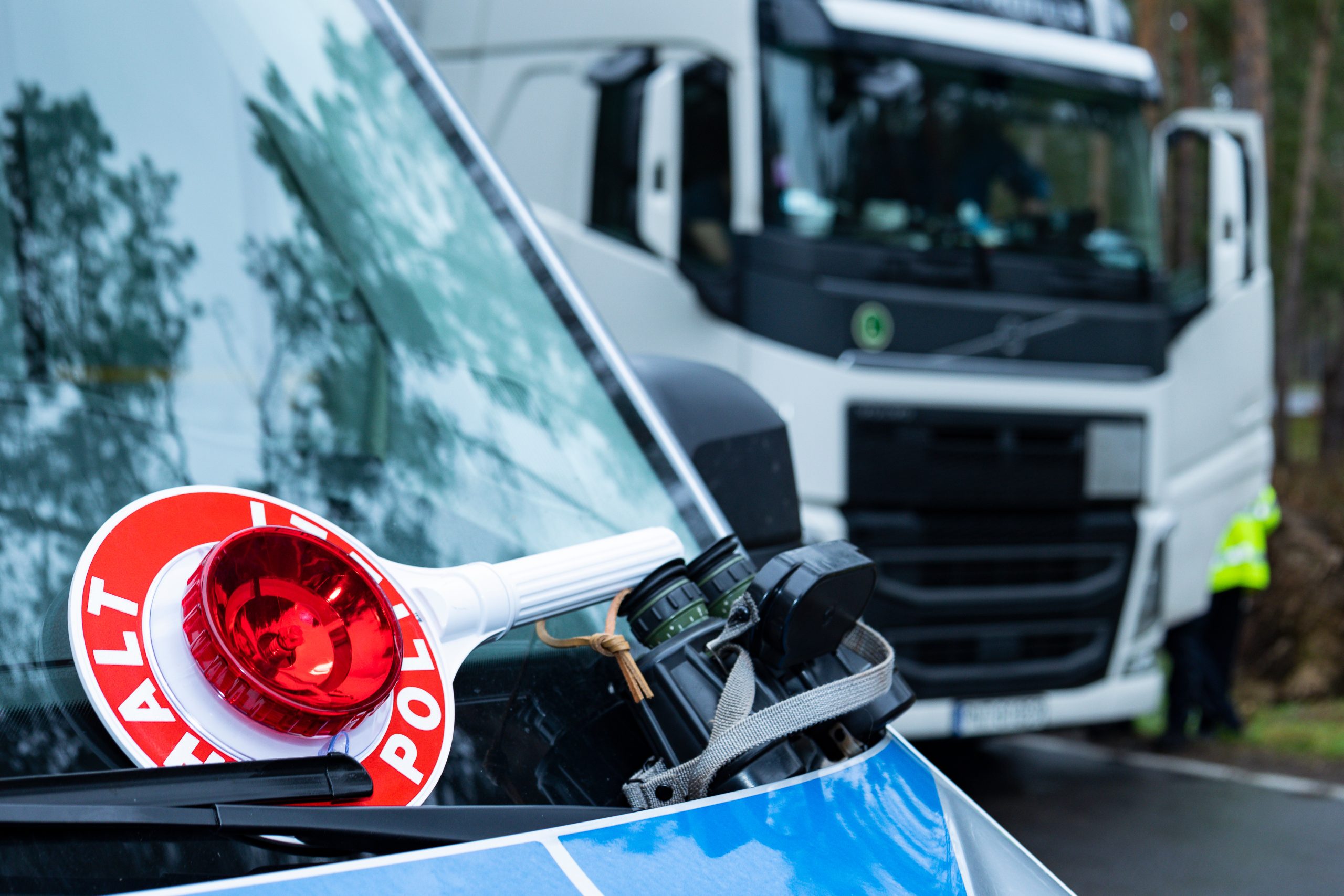 Polizei kontrolliert Lastwagen, Symbolfoto.