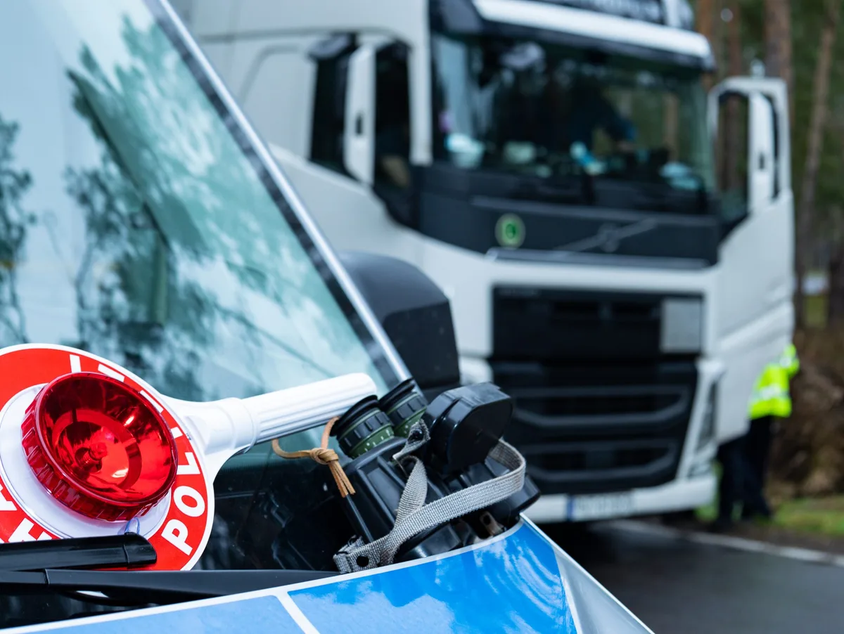 Polizei kontrolliert Lastwagen, Symbolfoto. Polizei kontrolliert Lastwagen, Symbolfoto.