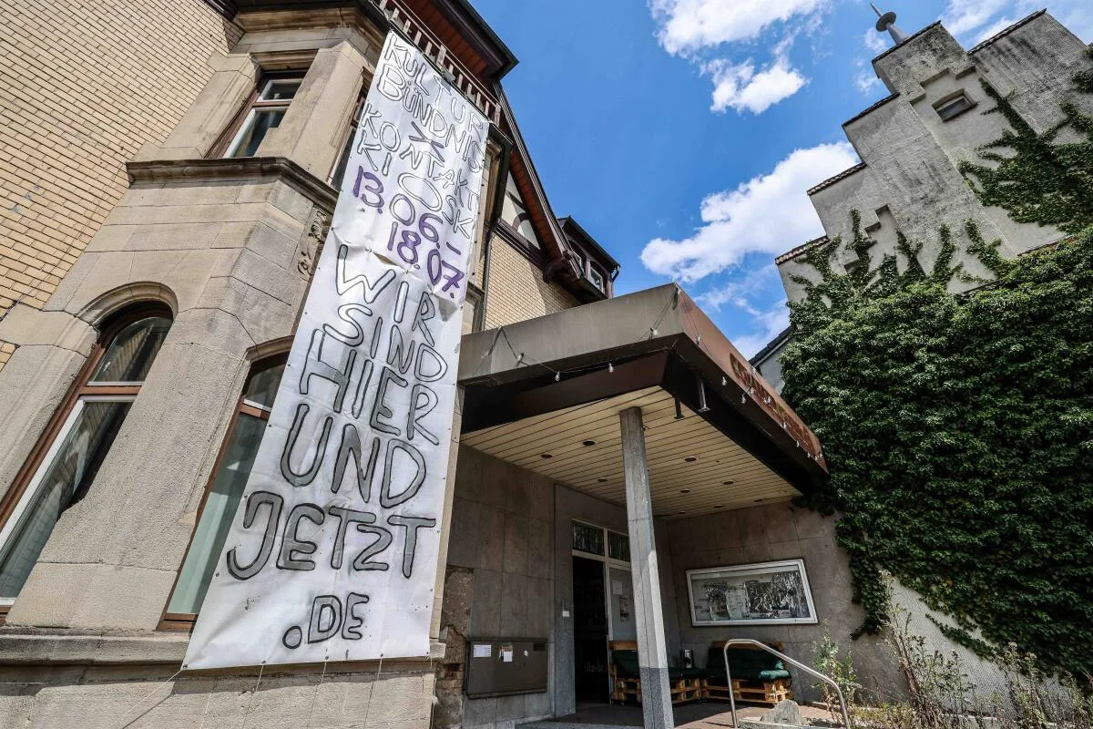 Das Vordach und die Eingangstür der Kulturstätte in der ehemaligen Heidenheimer Commerzbank sollen abgerissen beziehungsweise ausgetauscht werden.