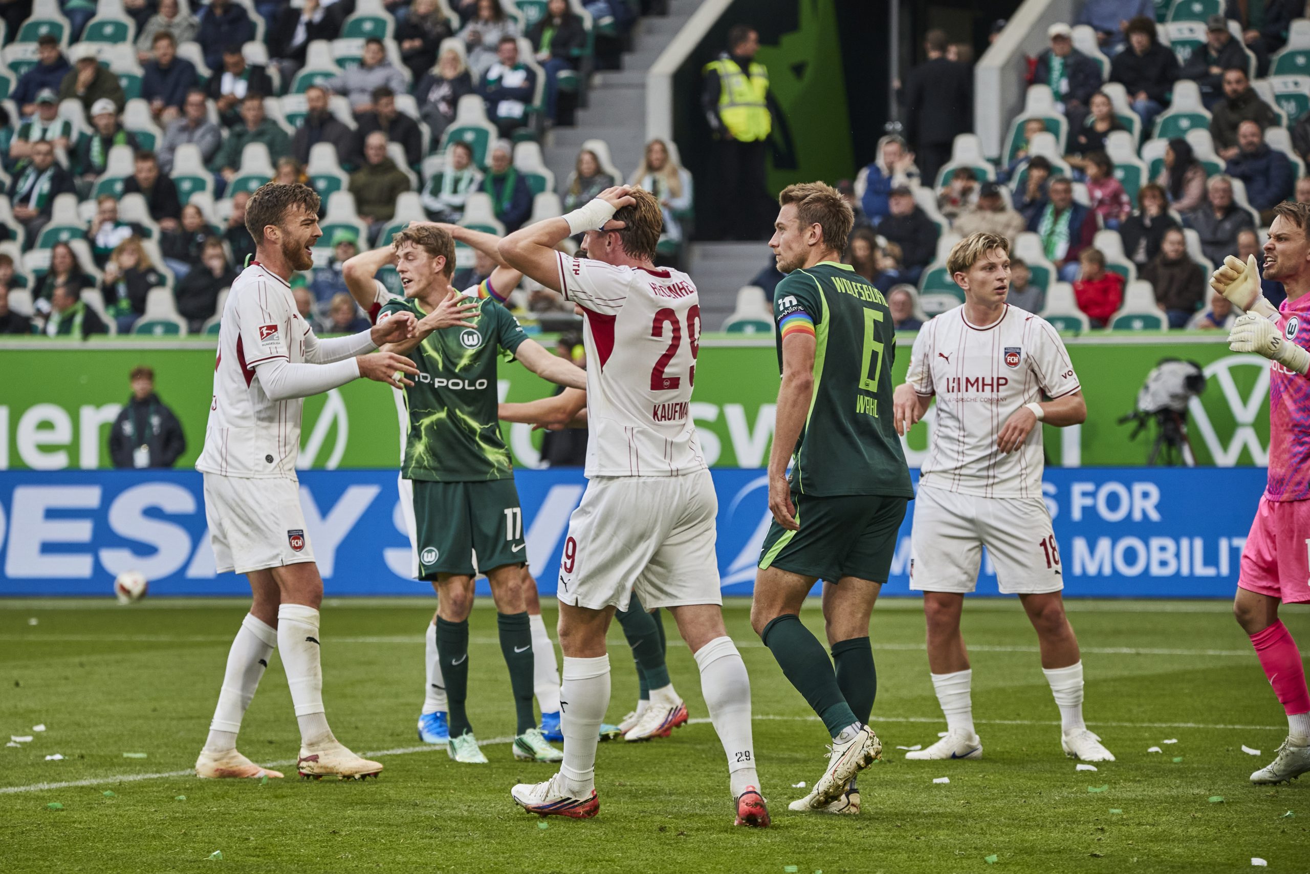 Das kann doch nicht wahr sein: Der 1. FC Heidenheim (weiße Trikots) hatte beim VfL Wolfsburg sehr viele Torchancen. Hier hatte Julian Niehues (links) eine gute Möglichkeit vergeben.