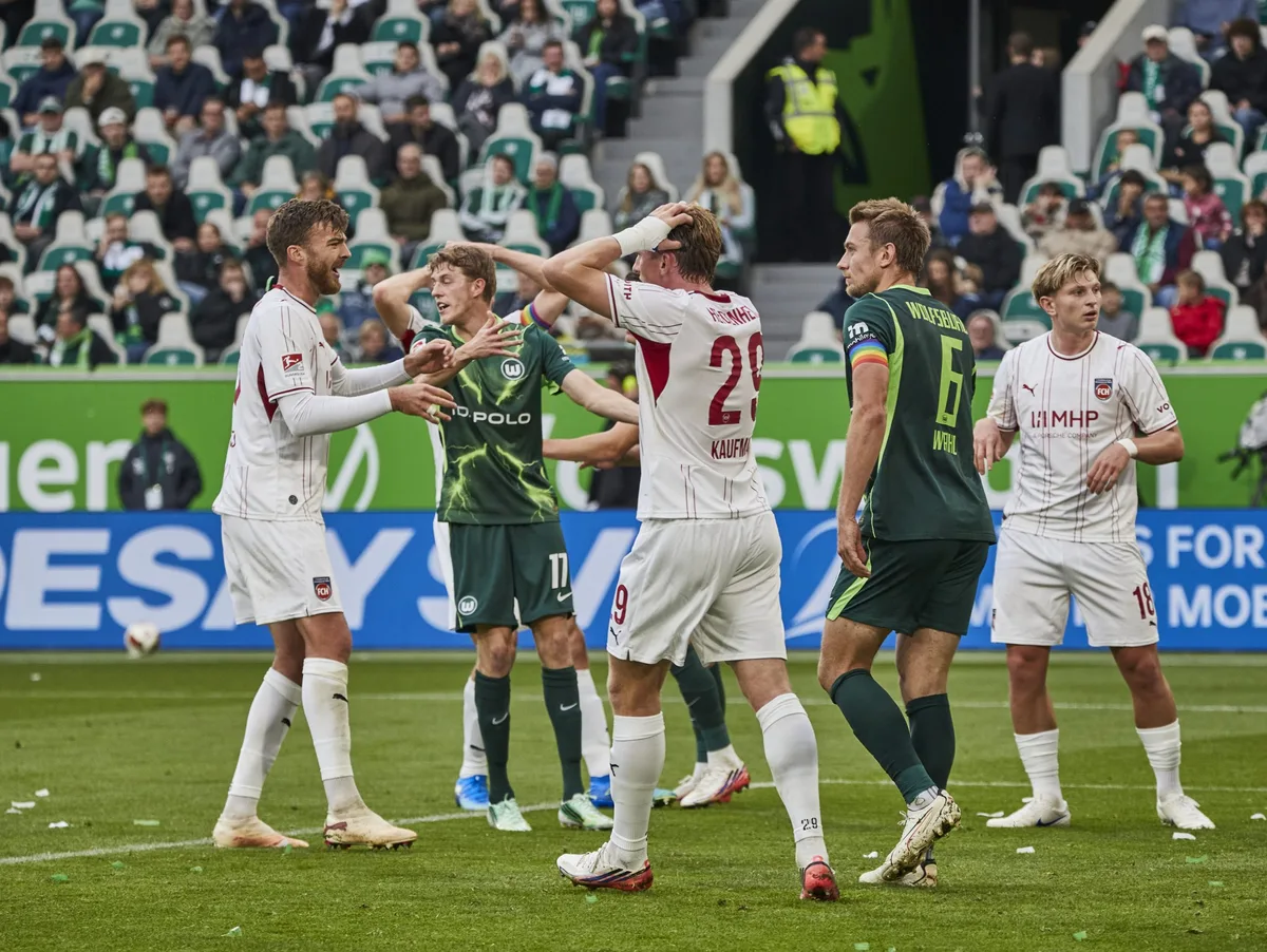 VfL Wolfsburg vs. 1. FC Heidenheim 1846, 2. Fussball Bundesliga, 2. BL, 2. Buli, Volkswagen Arena, Zweite Bundesliga, 8. Spieltag, Saison 2026/2027, 17.10.2026 Das kann doch nicht wahr sein: Der 1. FC Heidenheim (weiße Trikots) hatte beim VfL Wolfsburg sehr viele Torchancen. Hier hatte Julian Niehues (links) eine gute Möglichkeit vergeben.