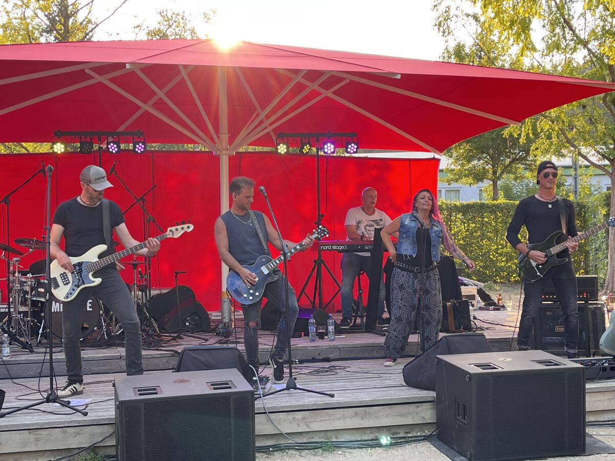 Hits der 80er-Jahre präsentierte die Band „Mixtape“ bei „Sommer im Park“ in Heidenheim.